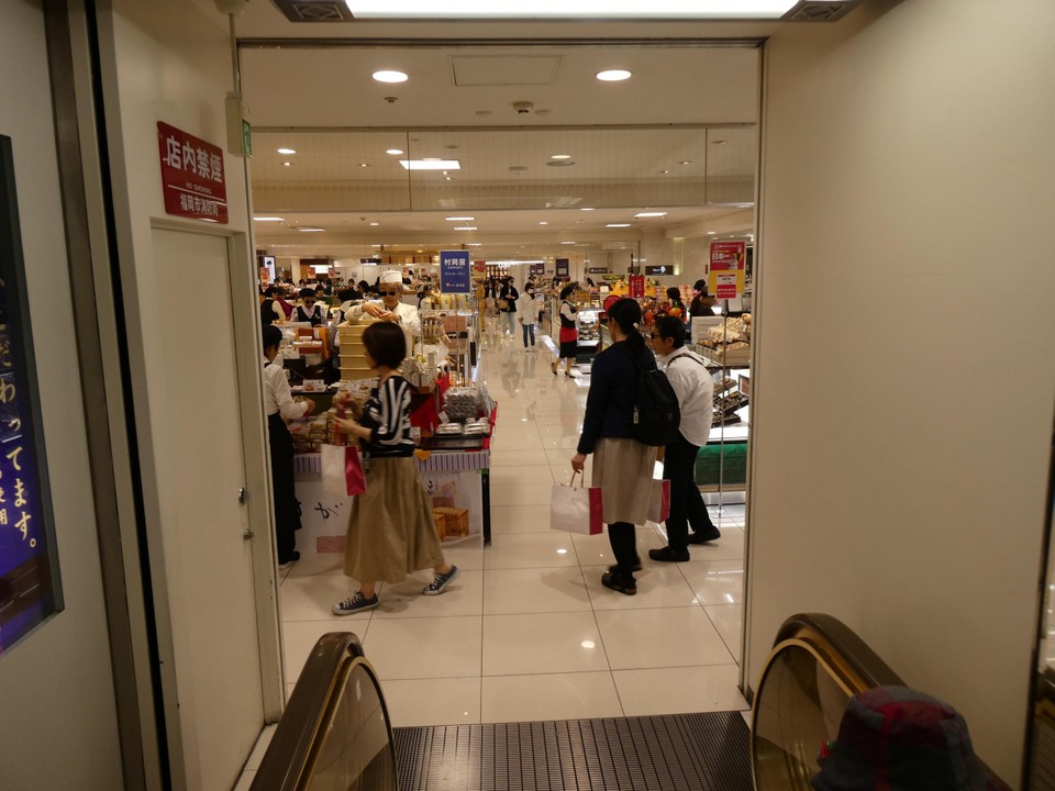 デパ地下部門も賑わっています