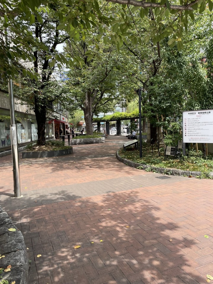 小さな長細い公園ですが銅像が配置されていました。