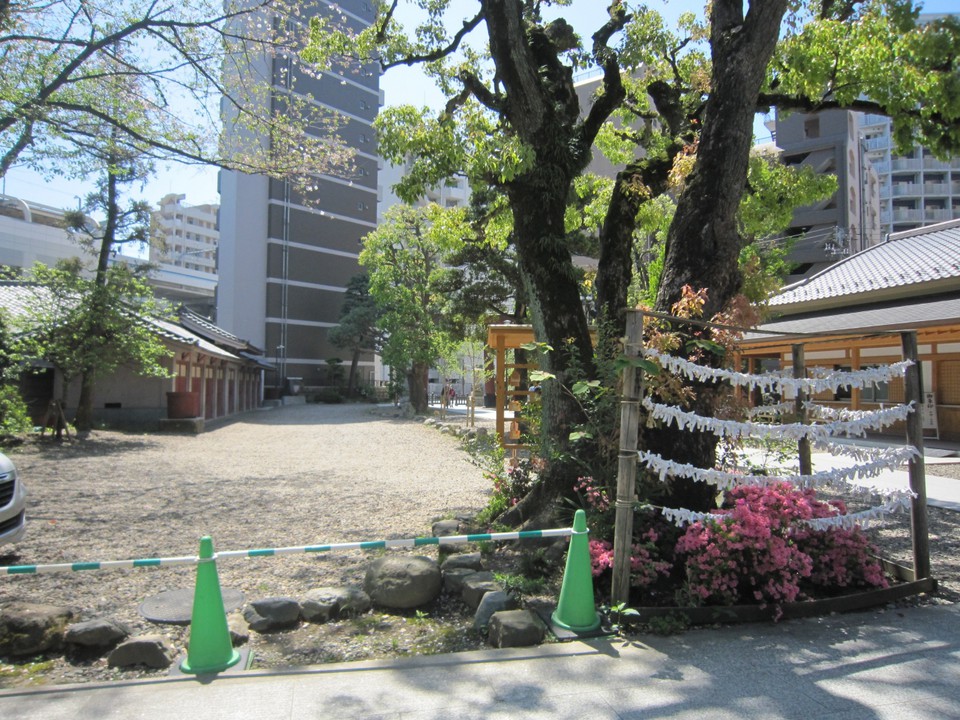 ８神輿庫と御神籤結び所