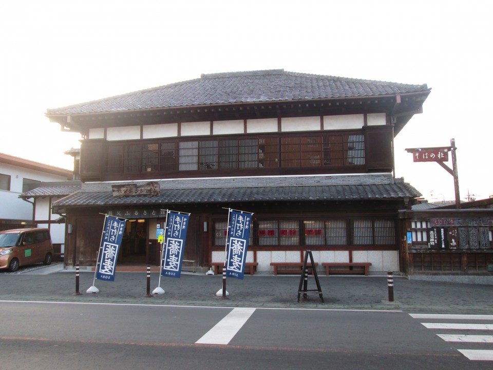 大通り沿いにあります