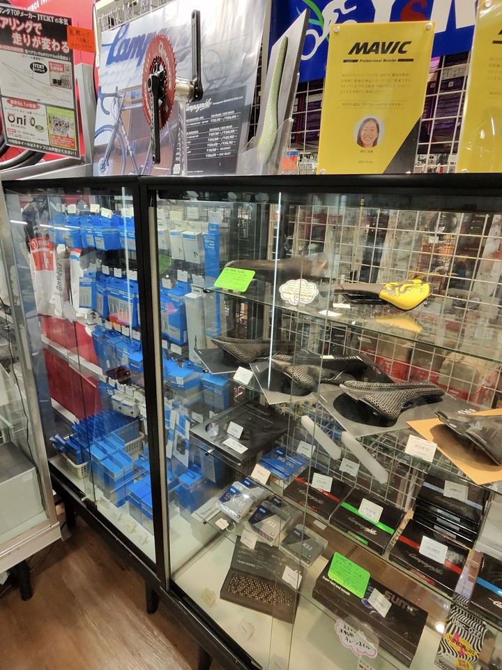 Y'sRoadの店内の商品棚