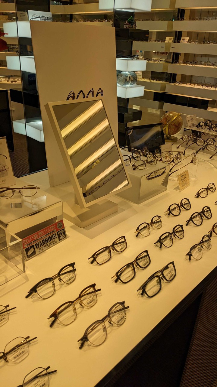 999.9新宿髙島屋　試着用の鏡とテーブルに並んだメガネ