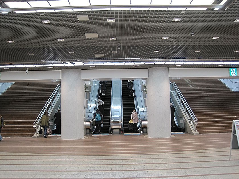 川崎駅に続くエスカレーター