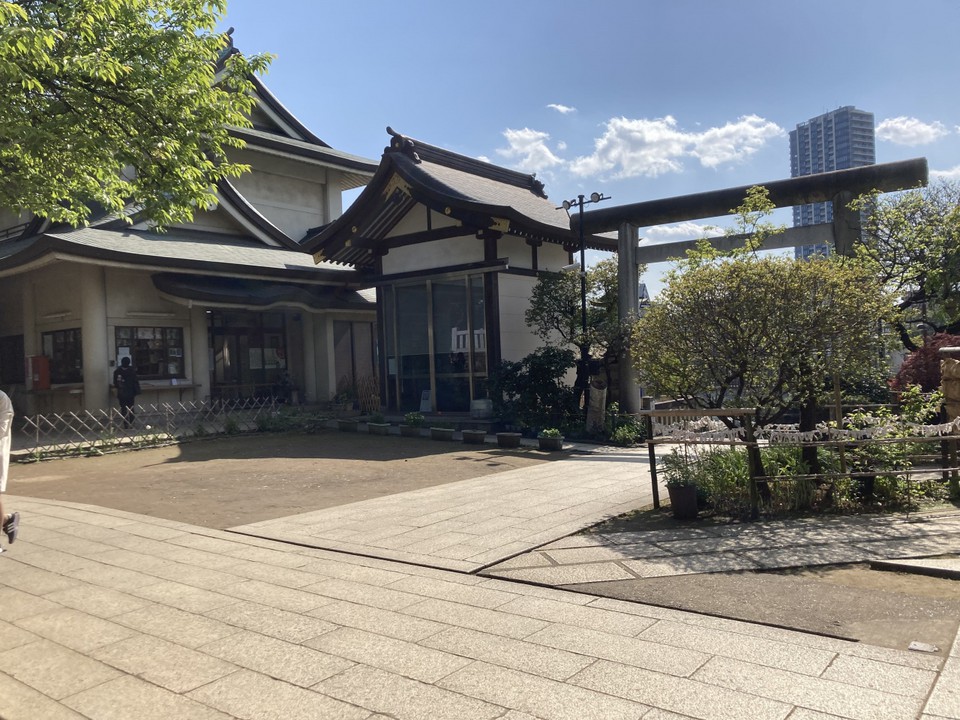 鳥居と社務所です
