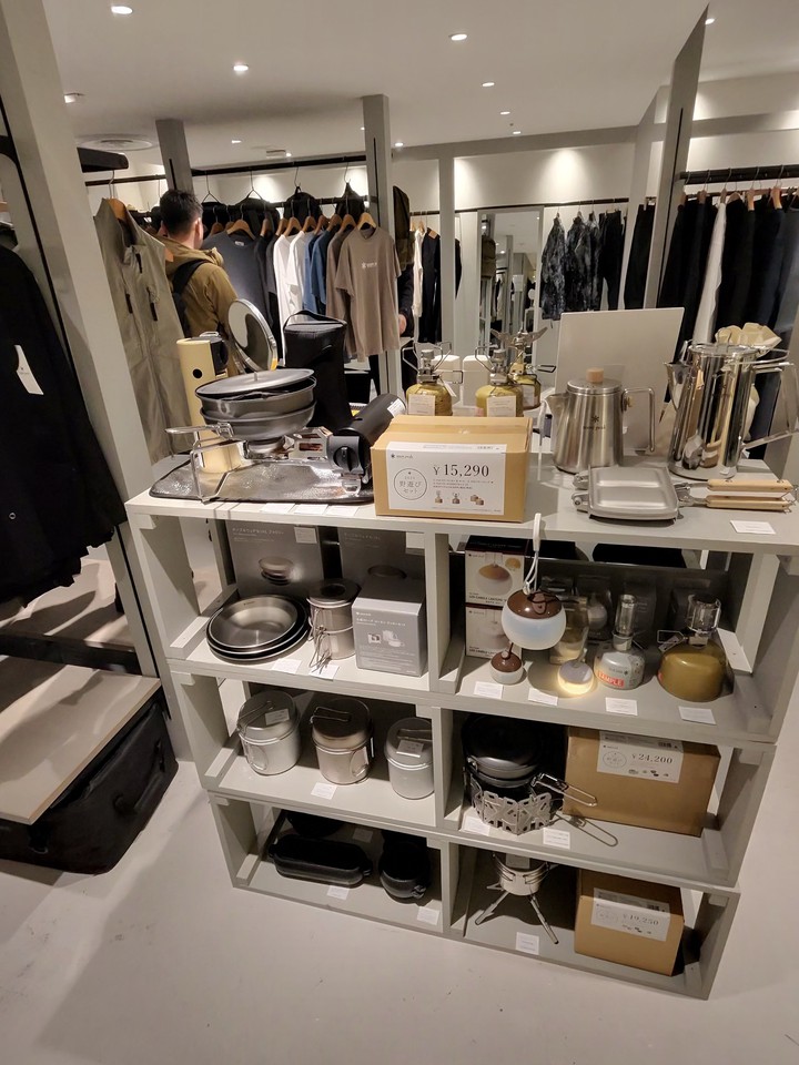 snow peakの店舗内の棚