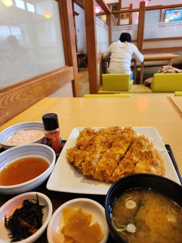 食事処　食券を先に買うタイプ　日帰り定食880円