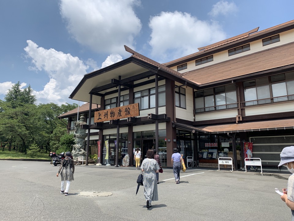 大きな建物、団体ツアーにもってこい
