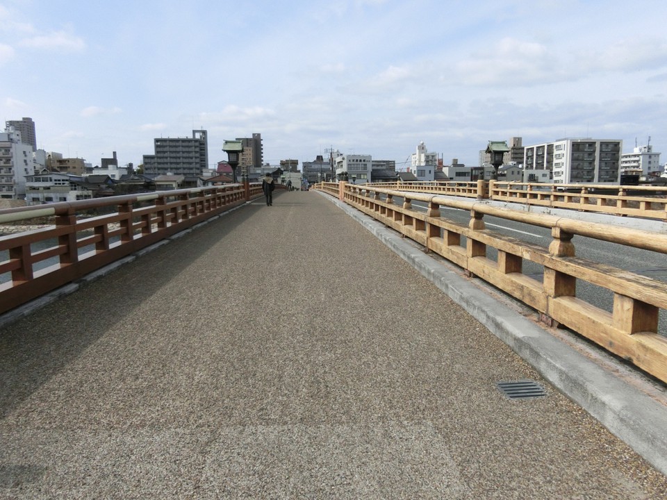 後楽園から鶴見橋を渡った所にある