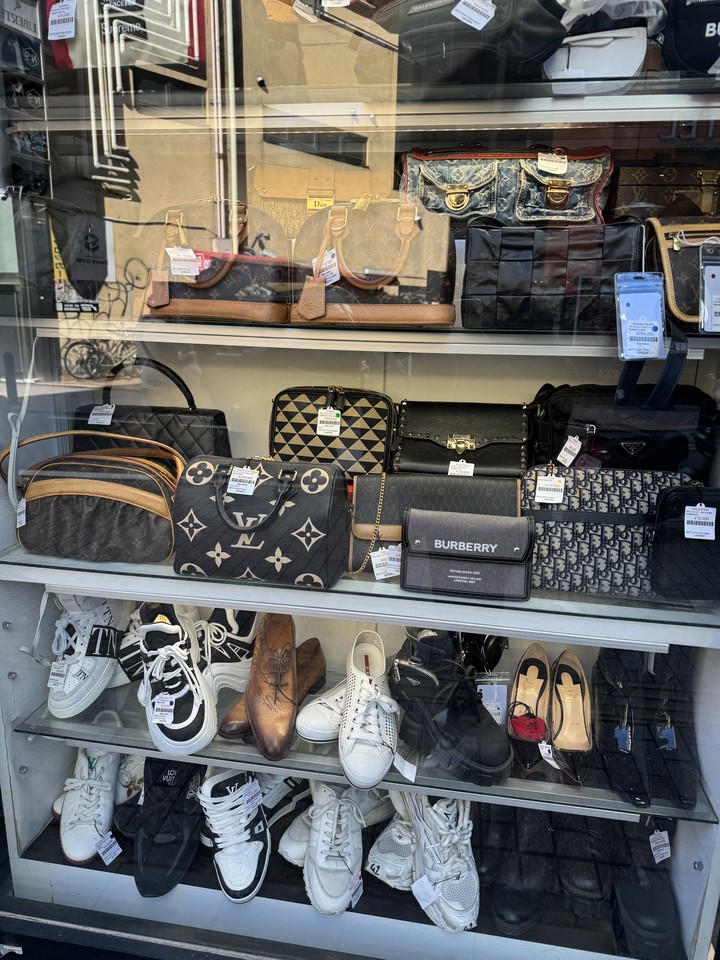 歌舞伎屋の店頭の表示商品