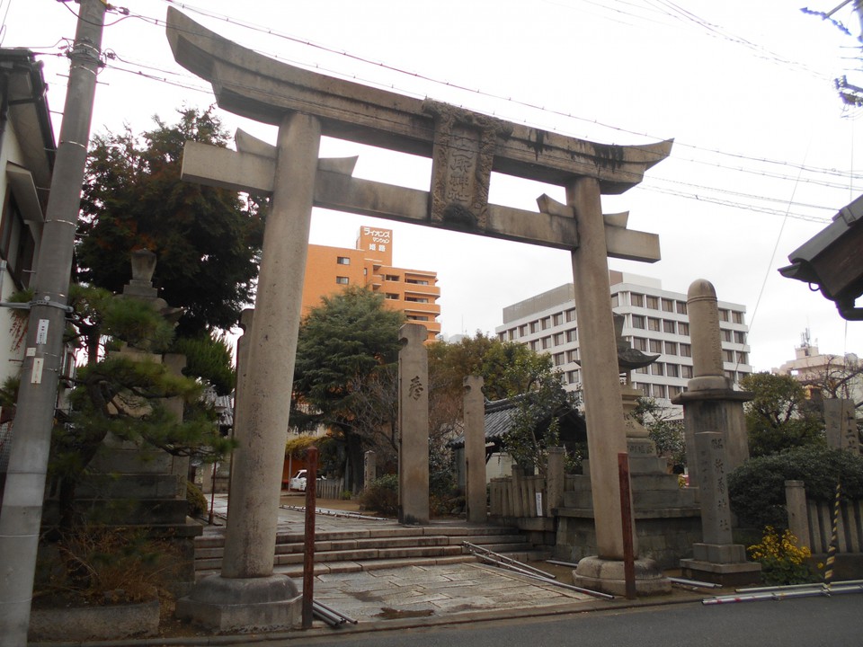 立派な鳥居があります。
