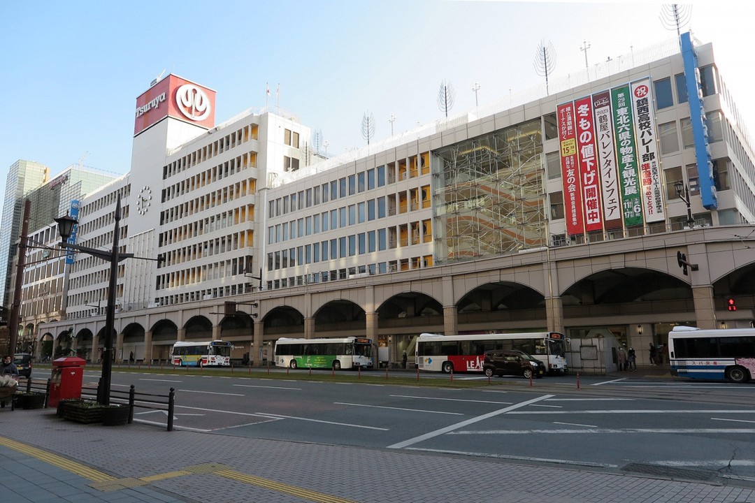 右手が本館、左手が東館、写真はありませんが右に「wing館」