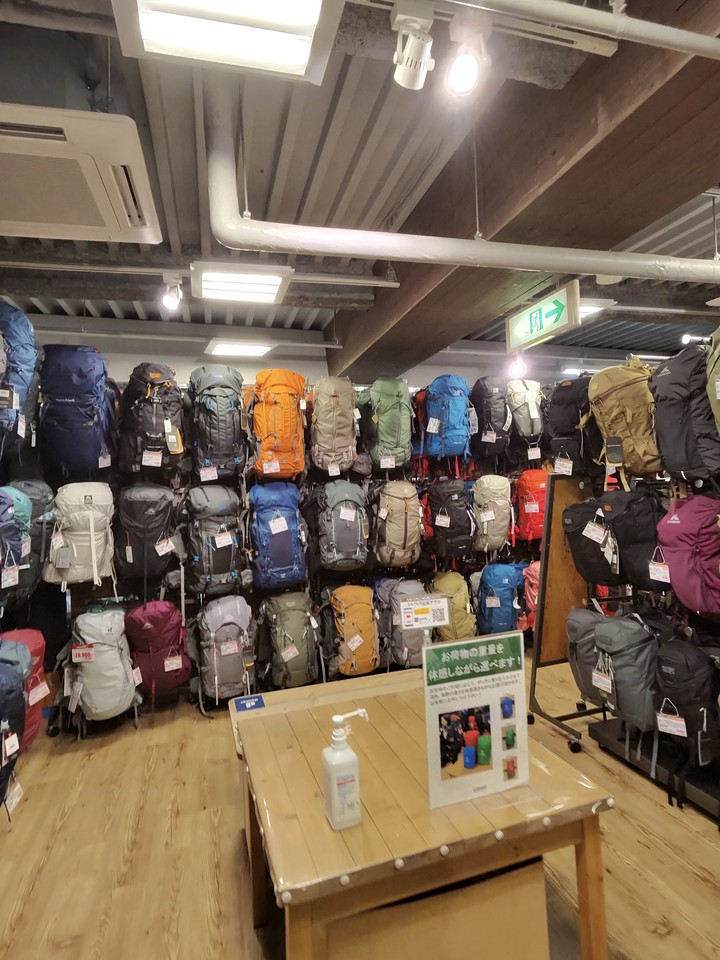 L-Breathの店内の様子。多種多様なアウトドア用品がディスプレイされている