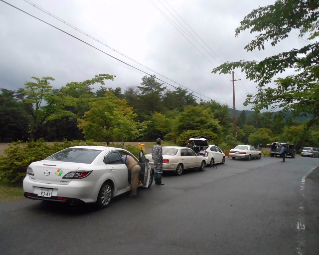 駐車場が閉鎖され、路上駐車の車の列。