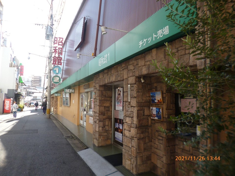 人通りの少ない裏通りにあります。