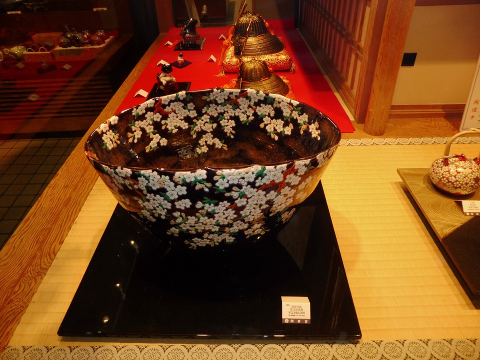 陶器以外の工芸作品も多数陳列