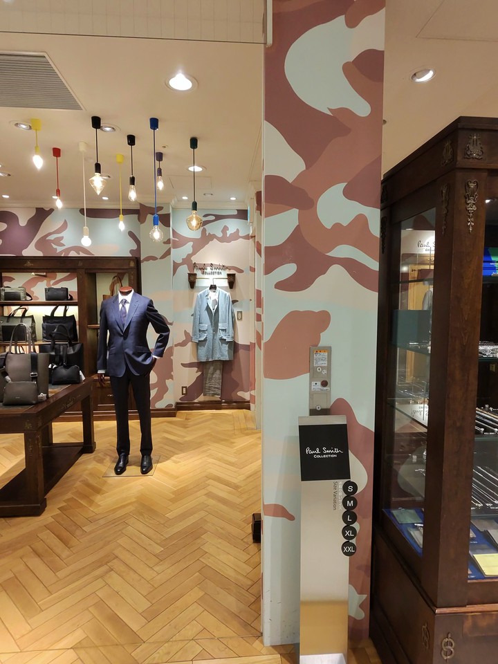 Paul Smith Collection正面。店内には紺色のスーツを着たマネキンが立っている。