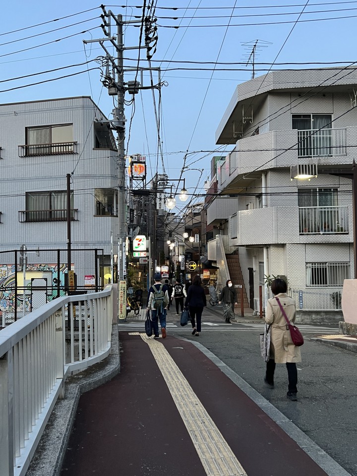呑川を渡ると『ゆ』が見えます。