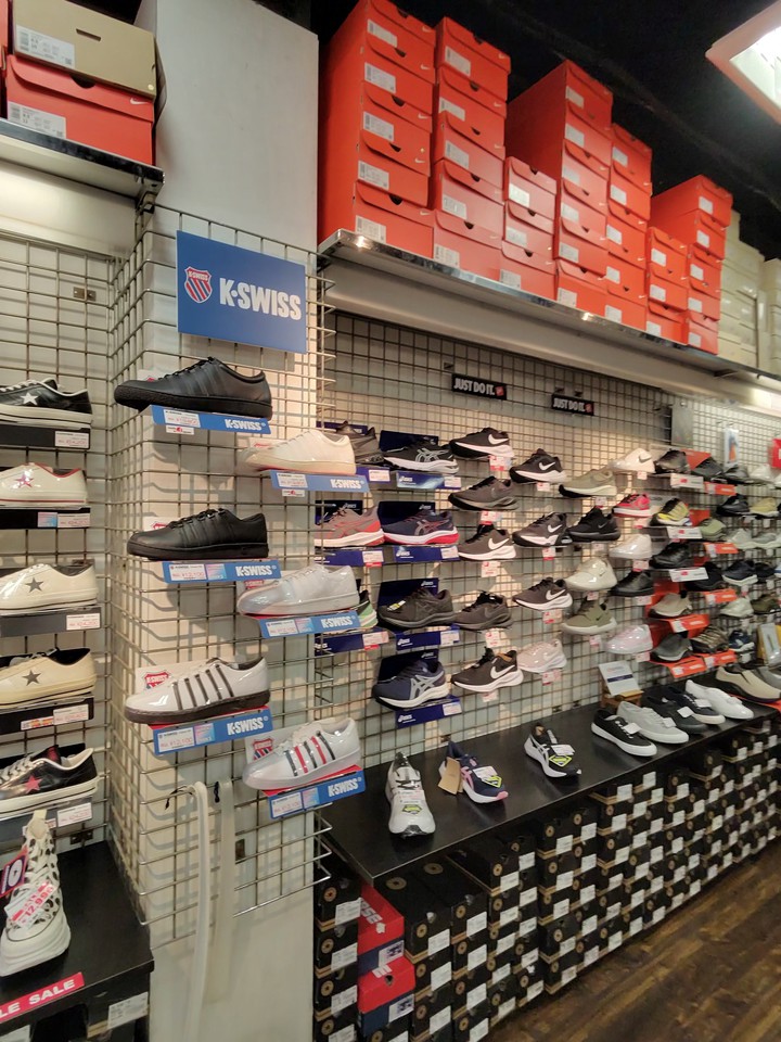すずちゅうの店内の靴売り場