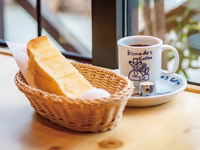 コメダ珈琲店のコーヒーとトーストとゆで卵の画像。