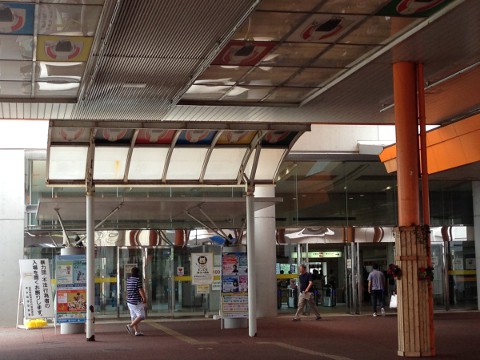 入場口と立体駐車場は陸橋でつながっています