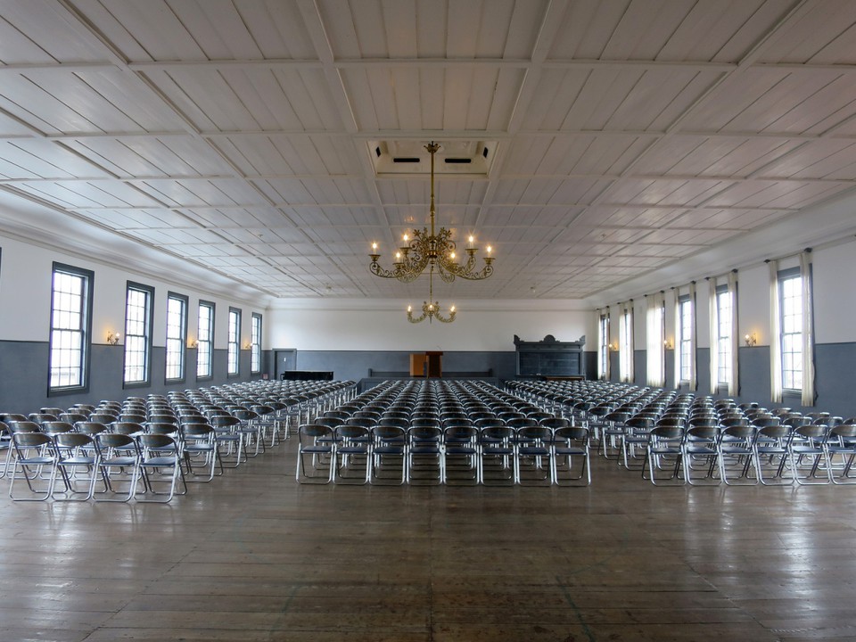 今も現役の講堂ですが…