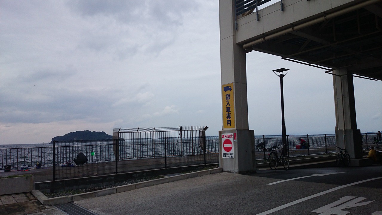 スーパーのすぐ傍で釣りができる。