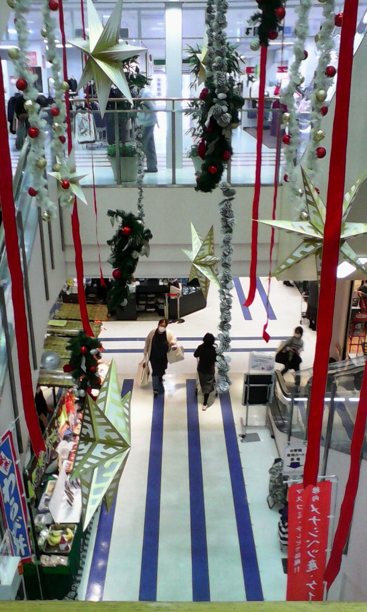 クリスマス飾りに露店など、賑わっていました