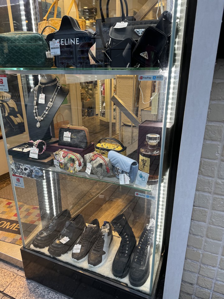 歌舞伎屋の店頭のディスプレイ商品