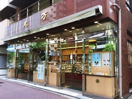 丸万新橋店の外観画像。