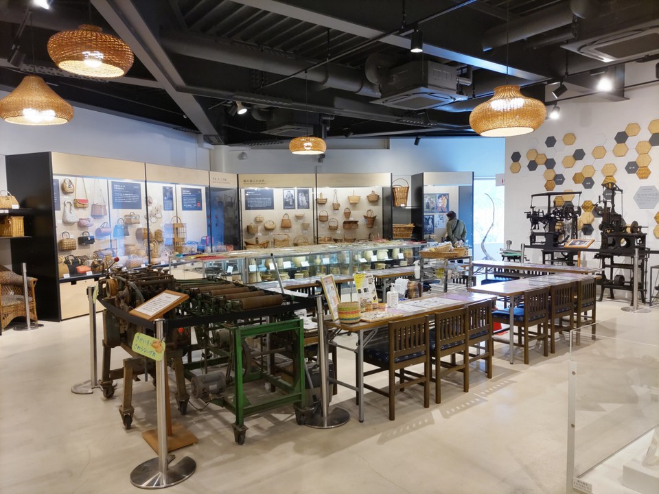 豊岡細工の展示と製作体験コーナー。