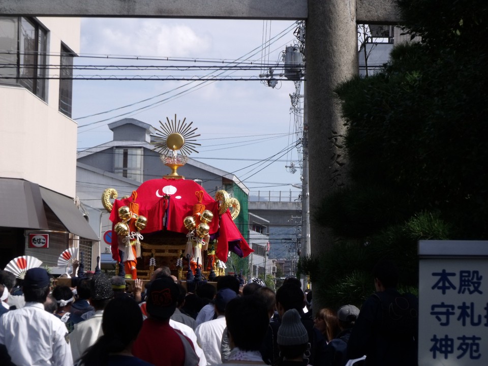 正午過ぎ、本殿に伺ってから松が出発