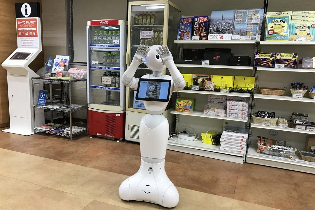 ペッパーくんにお見送りされて出発