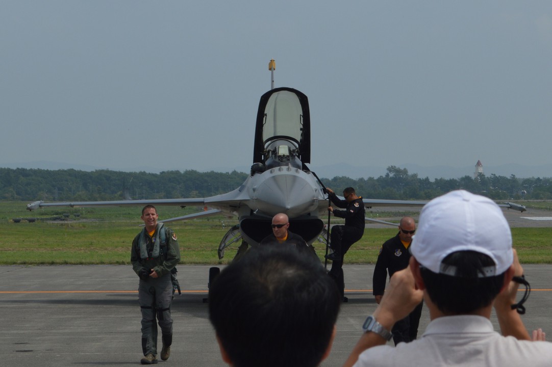 米空軍のイケメンパイロットに黄色い声！