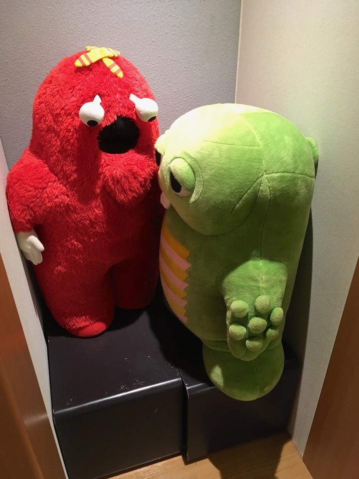 隙間に詰まるガチャピンとムック