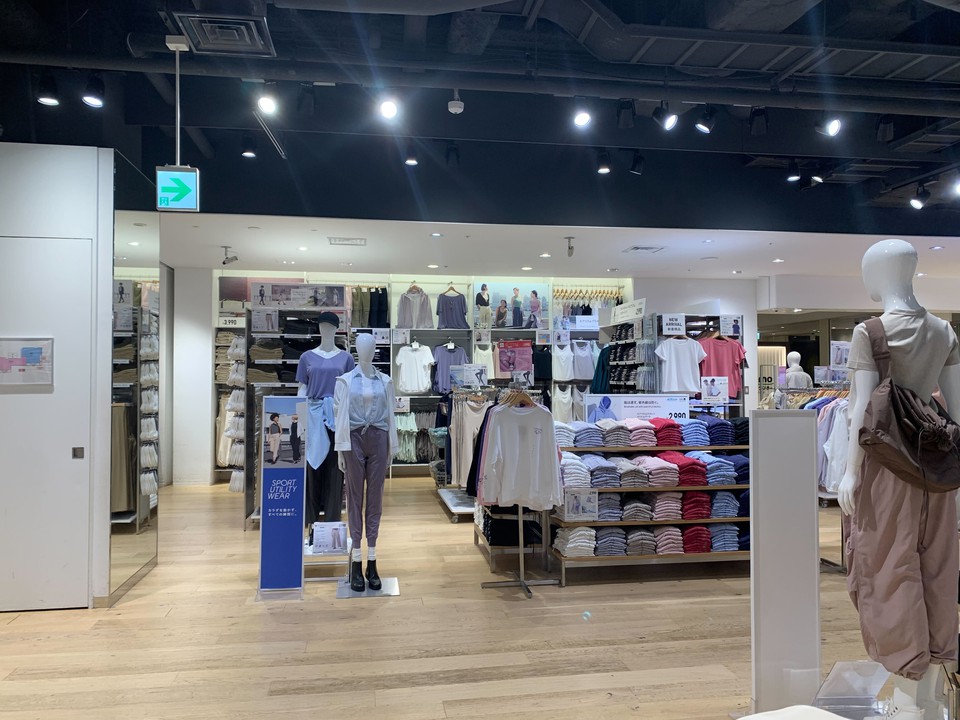 ユニクロ 新宿高島屋店カジュアルなトレーナーやTシャツが並んでいる