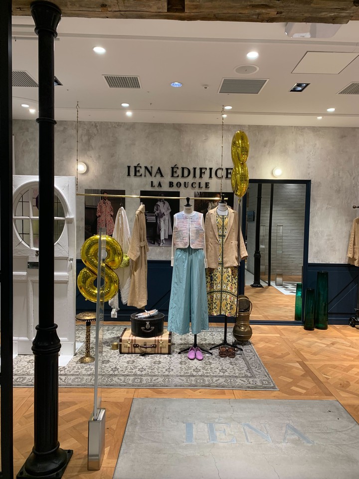 イエナ エディフィス ラ ブークルの店内の壁に掲げられたブランドロゴと、エレガントな展示エリア。