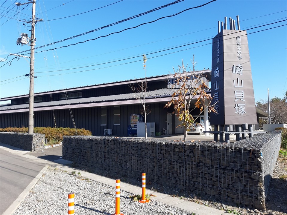 国道45号線脇にあり、この看板が目印。