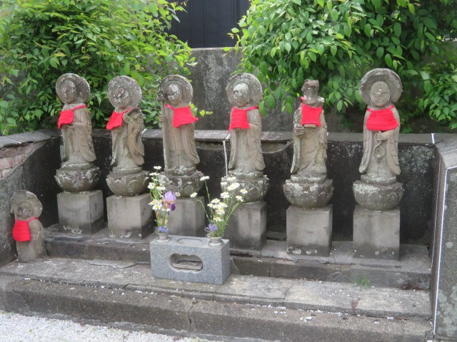 古い六地蔵があります