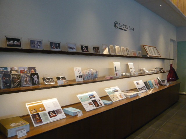 岩槻人形博物館の室内の展示コーナーです。展示物が多いです。