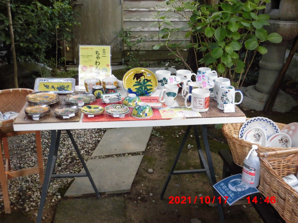 中庭のワゴン販売