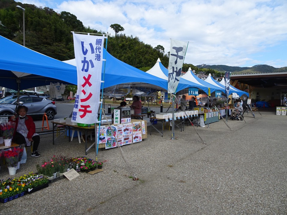 テントのお店もありました。干物などが売られていました。