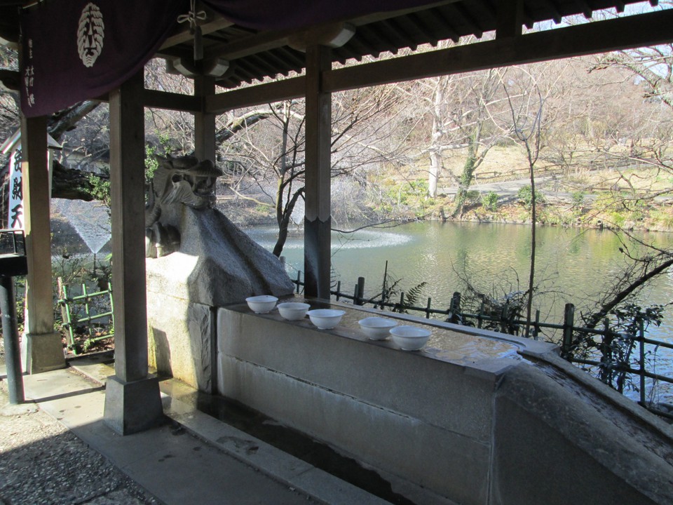 龍の姿の銭洗い弁天