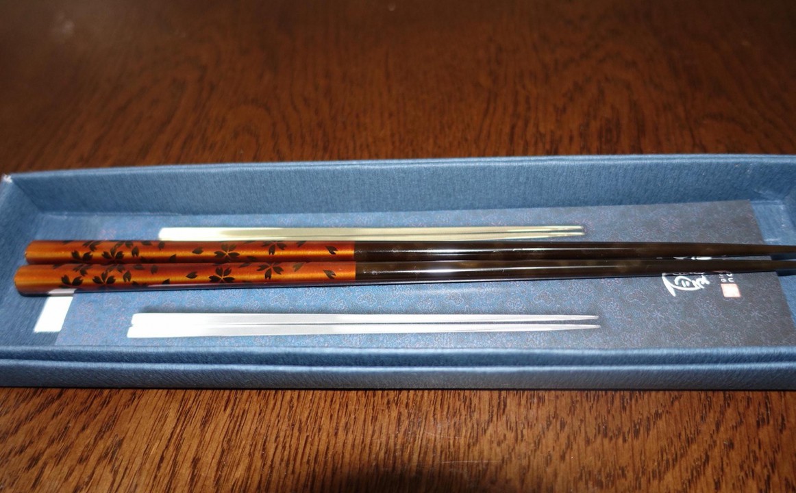 越前漆器の金箔塗の箸。時間が経つほど金箔の美しさが増すそう。
