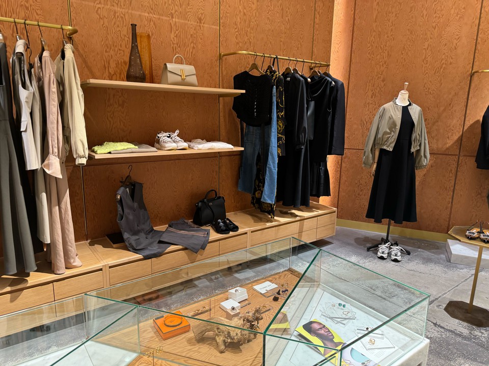ドローイング ナンバースの店内、色鮮やかな衣類とアクセサリーが目を引くディスプレイスペースです。