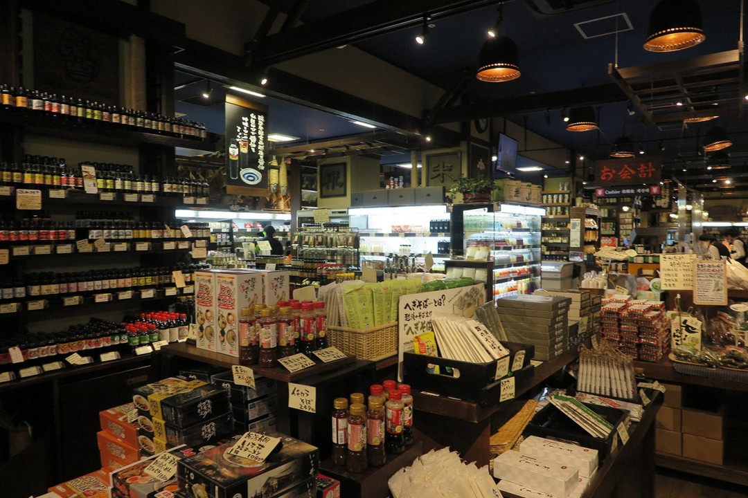 さて店内です