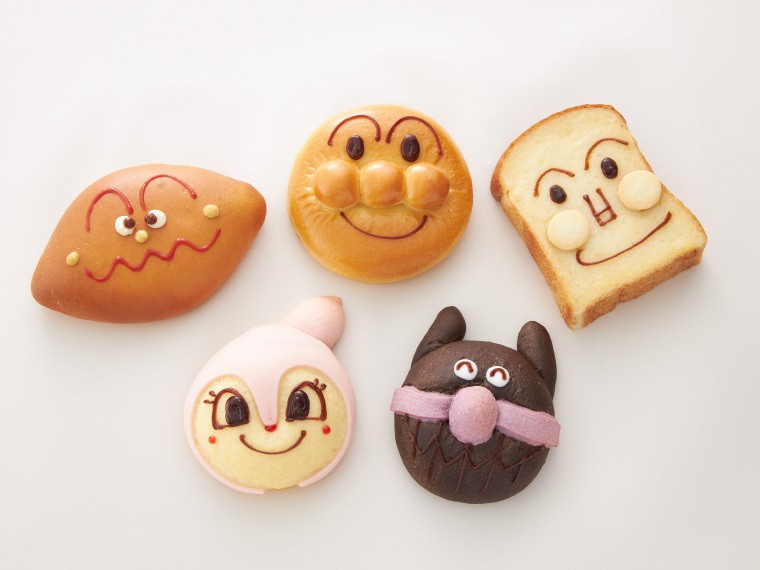 アンパンマンとなかまたちのキャラクターパンが並んでいる画像。