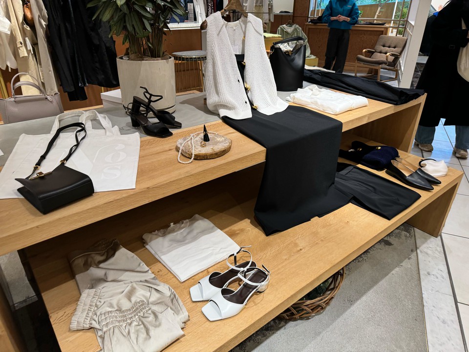 ドローイング ナンバースの棚には衣服やバッグが展示され、エレガントで上品な雰囲気になっています。