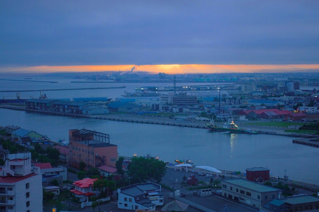 低い雲の間から夕陽が見えました