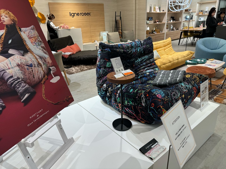 新宿高島屋リビングフロア ネクストフォーリビング サイドテーブルとソファが展示されている