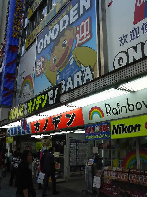 店の前は外国人のお客さんが多めでした。